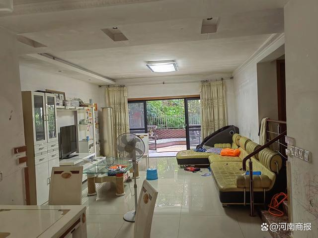 黄先生所购房屋客厅东西墙高度不一  本文图均为 黄先生 供图