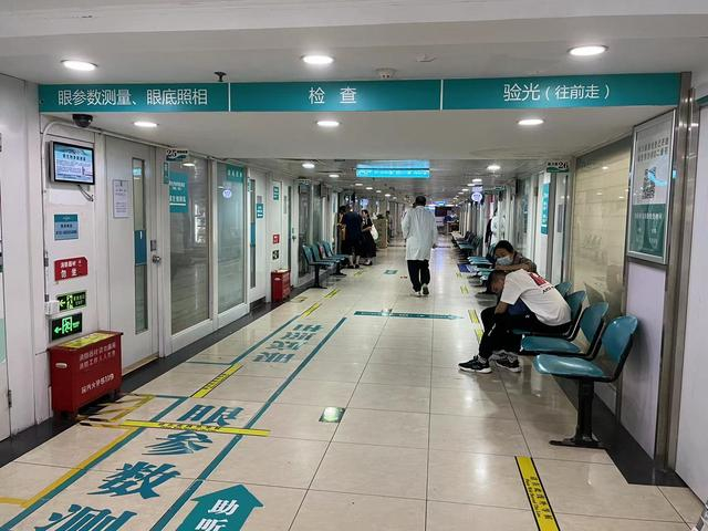 2022年11月16日，李女士带着女儿到医院诊治，被确诊为“双（眼）黄斑光损伤”。新京报记者 周思雅 摄