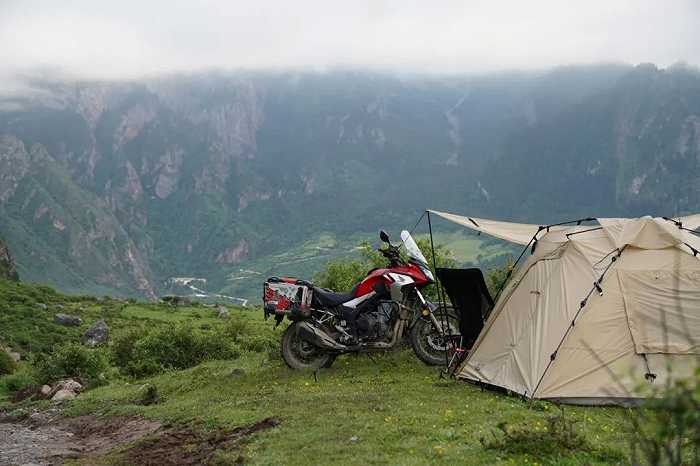 近两年热门的露营开始出现在摩旅中（受访者罗锋供图）