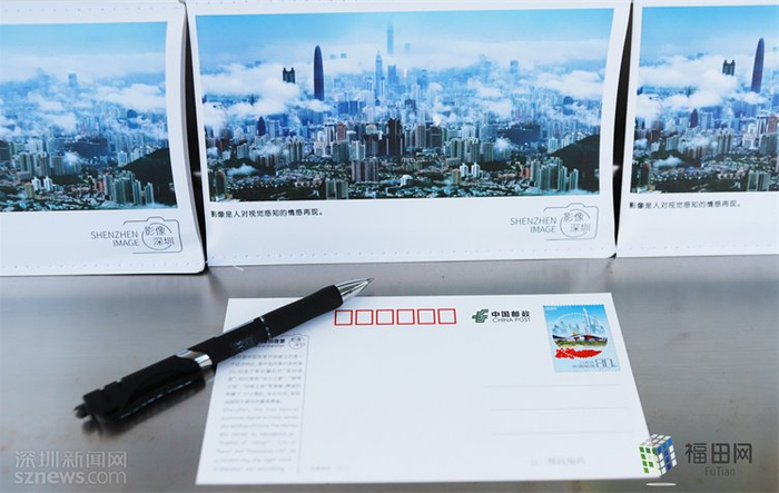 写张明信片邮寄给远方的亲朋。