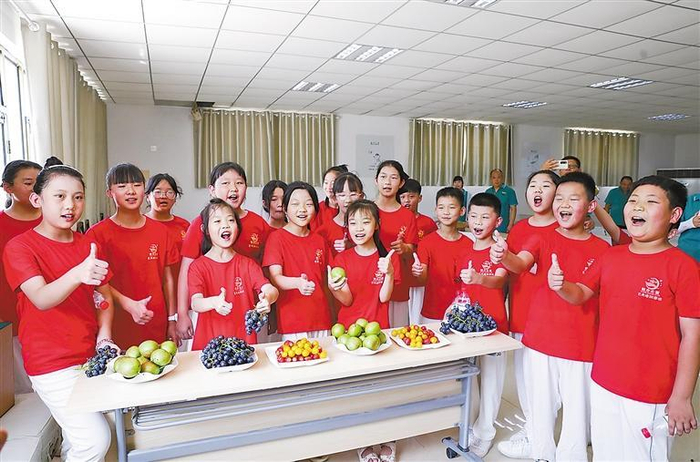     ▲学生们一起品尝采摘的水果。    本报通讯员 庞趁友 本报记者 刘磊 摄