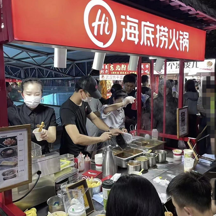 ▲海底捞在青岛李村乐客城夜市摆摊  视频截图