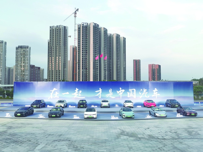 9日，比亚迪在发布会场外摆放了不同品牌的13辆新能源汽车。高莘 摄