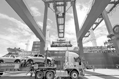     中国新能源汽车出口专班（苏州港）首航活动在苏州港太仓港区国际集装箱码头举行。戴征摄/光明图片