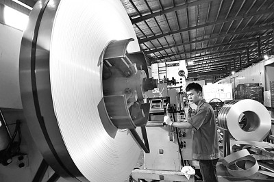     福建宁德新能源科技产业订单旺盛。王旺旺摄/光明图片