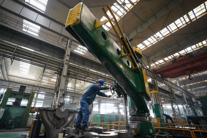 沈阳鼓风机集团股份有限公司的工人在车间工作。新华社记者 潘昱龙 摄