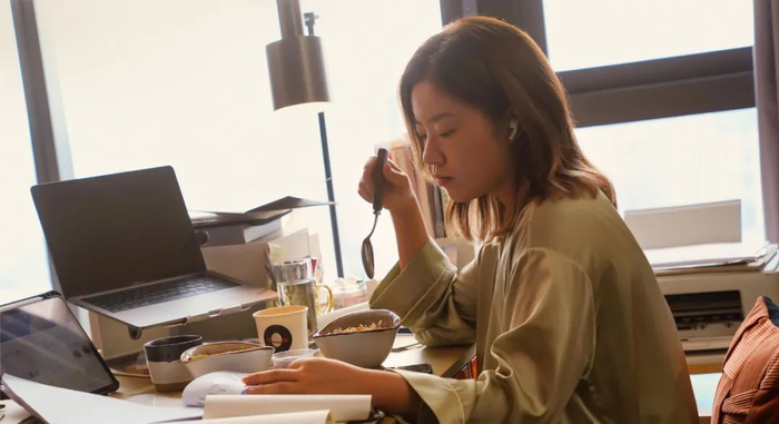 工作群就是职场，身处职场，本就得隐藏自己的个性 / 图源：《爱很美味》剧照