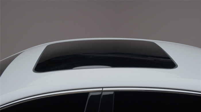 尽管天窗面积不算太大，但胜在有电动遮阳帘