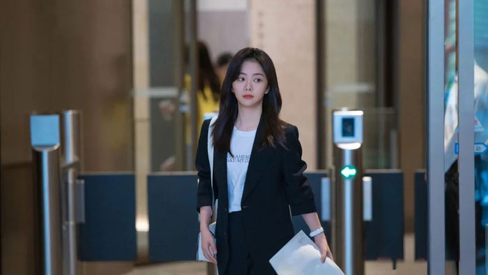 曾陷入人际关系的困局的王晓娜，开始尝试在线下建立人与人之间的深度连接/ 图源：《请叫我总监》剧照