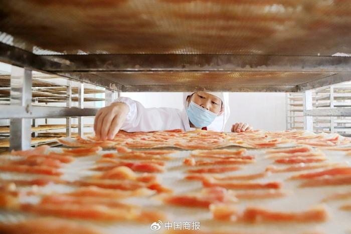 工人在山东省青岛西海岸新区大场镇一家宠物食品企业车间加工出口宠物零食。（图片由CNSPHOTO提供）