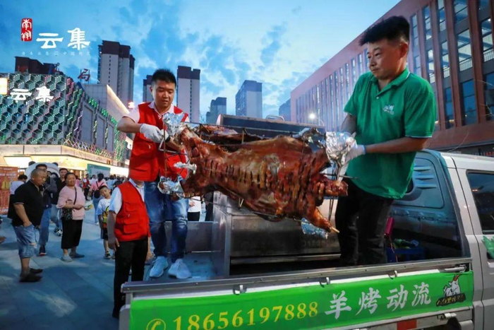 淮北市相山区伏羊节上“烤全羊”出炉。淮北市相山区委宣传部 供图