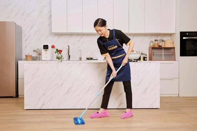 家政行业也“卷”起来了，如今品牌家政对于入户家政人员从着装到礼仪都有严格要求