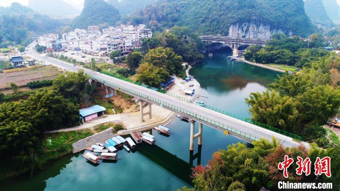 图为广西河池市宜州区下枧大桥完成防护整治工程后的全景.