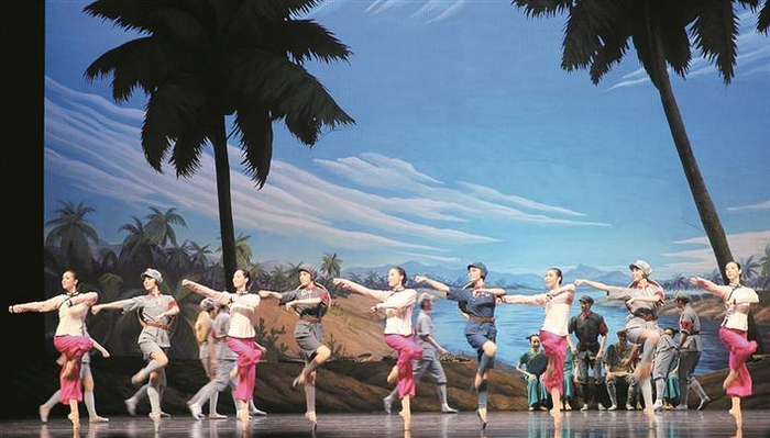     8月4日晚，中央芭蕾舞团在新疆人民会堂演出经典芭蕾舞剧《红色娘子军》。马燕  摄