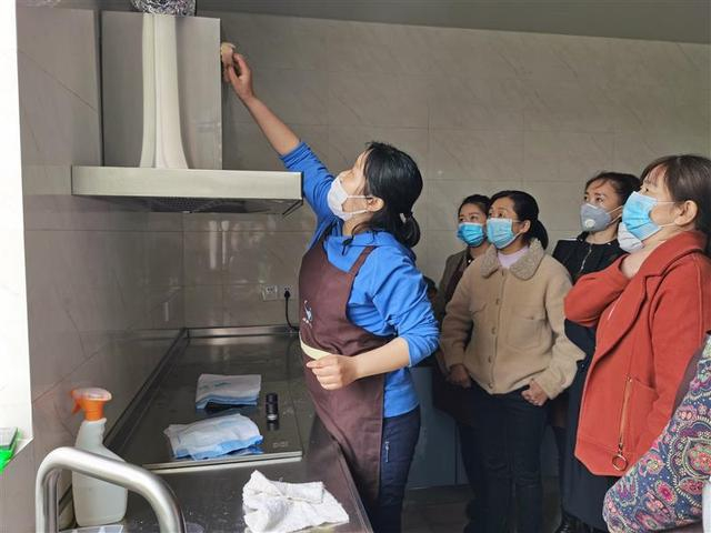 从家政一线工作人员转岗后，作为家政培训师的王玉兰在上保洁示范课 谢飞君摄