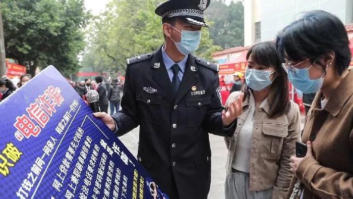 3月4日，民警在广西柳州市革新路的“雷锋街市”给市民讲解反电信诈骗知识。新华社记者 张爱林 摄