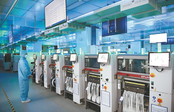 　　小米智能工厂的手机生产线，这里可以实现全厂生产管理过程、机械加工过程和包装储运过程的全自动化生产。 本报记者 和冠欣摄