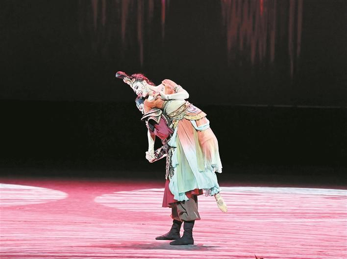     7月31日，由和田地区新玉歌舞团带来的舞剧《五星出东方》在乌鲁木齐京剧院上演。张鑫  摄