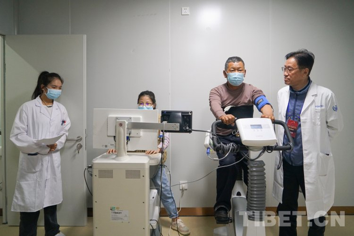 图为徐亚伟教授向志愿者和当地护士讲解心肌缺血仪器使用情况摄影：赵振宇