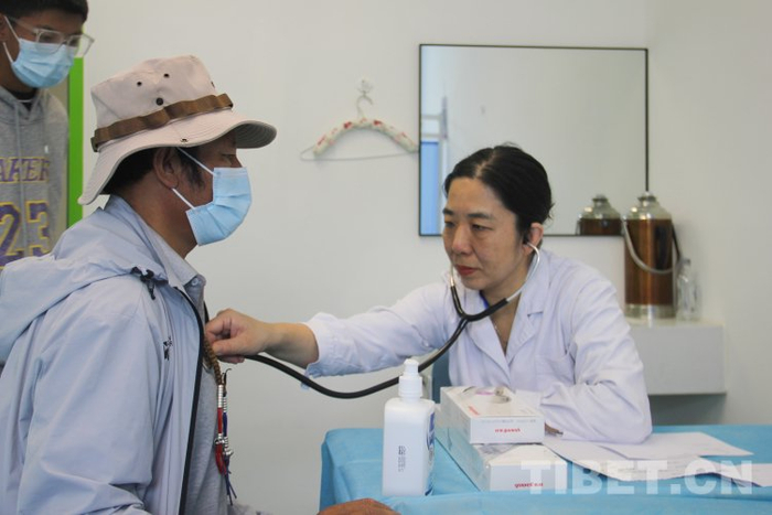 图为义诊专家在拉萨市城关区人民医院为患者听诊摄影：旦曲