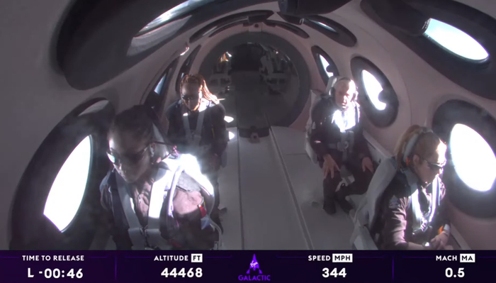 （机组成员正在搭乘运输机爬升阶段，来源：直播视频）