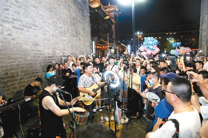 南门乐队的表演吸引了大批歌迷 记者 尚洪涛 摄