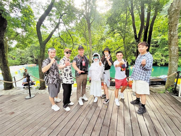     →网络大V打卡荔波。    （受访者供图）