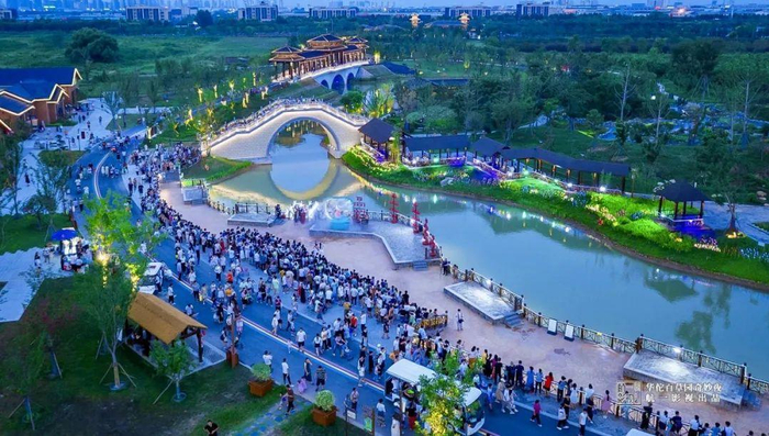 7月27日，亳州华佗百草园人气旺。亳州市文旅集团 供图