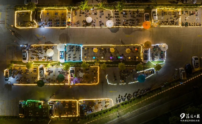 2023年8月8日晚，北江南岸公园伦州渡口附近停车场设置的“南岸夜摊”，吸引许多市民前往现场打卡。清远日报记者 邱炜民 摄