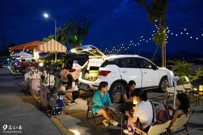 2023年8月8日晚，北江南岸公园伦州渡口附近停车场设置的“南岸夜摊”，吸引许多市民前往现场打卡。清远日报记者 邱炜民 摄