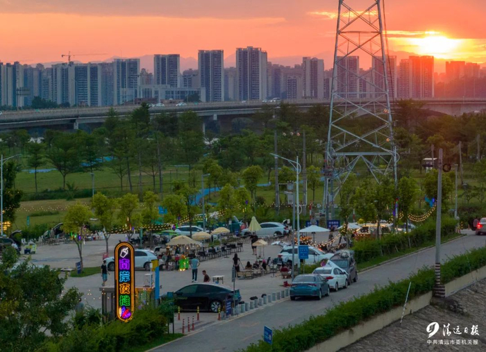 2023年8月8日傍晚，“南岸夜摊”商家在落日下开始摆摊迎客。清远日报记者 邱炜民 摄