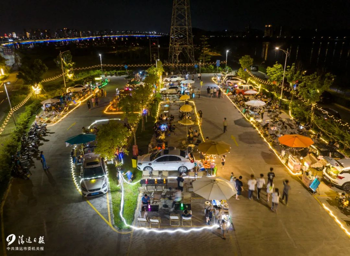 2023年8月8日晚，北江南岸公园伦州渡口附近停车场设置的“南岸夜摊”，吸引许多市民前往现场打卡。清远日报记者 邱炜民 摄