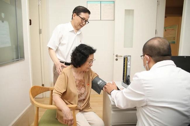 △双桥恭和家园社区医生为阿姨测量血压|摄于2023年7月