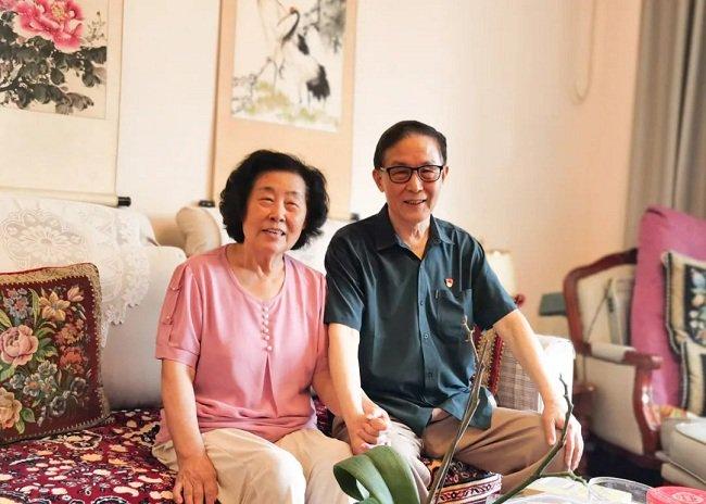 △韩叔与老伴儿李阿姨在恭和家园合影|摄于2023年7月