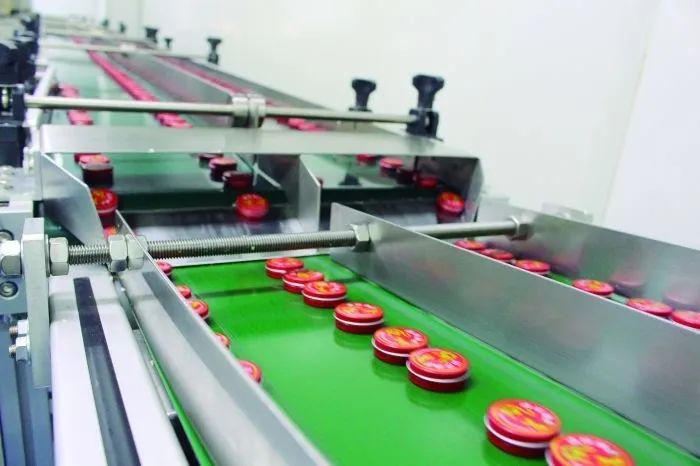 自动化生产线正在生产龙虎清凉油