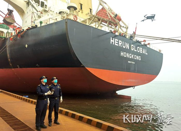 海关关员用无人机对远洋货轮进行水尺观测。杨洋 贾国强 摄
