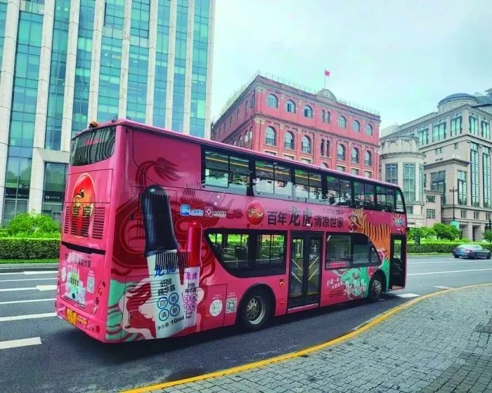 行驶中的龙虎清凉巴士