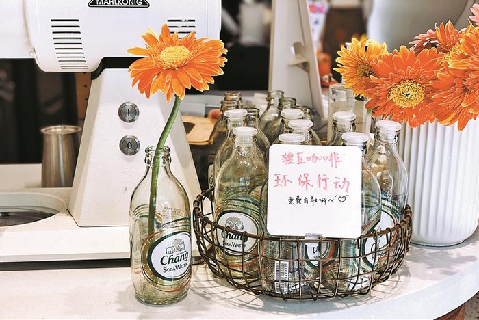 深圳南山区一家环保咖啡店免费为顾客提供自取玻璃瓶。 受访者供图