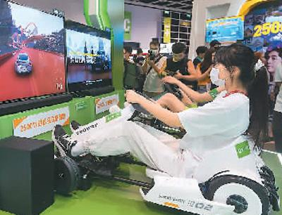 游客在香港动漫电玩节体验区玩游戏。中新社记者 陈永诺摄