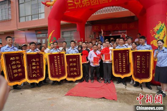 8月9日，柯龙飞、柯云飞二人一起返回大同镇小竹冲村与哥哥柯艳华团聚，兄弟三人为蕲春警方、柯城警方送上锦旗。李振凯供图