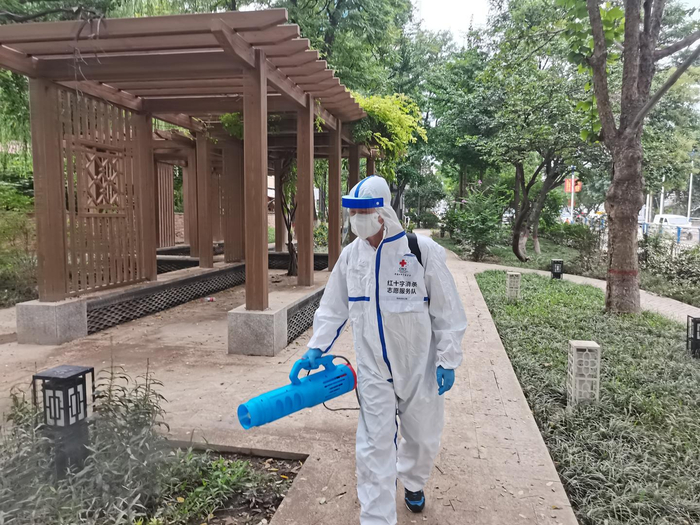 ▲济南市红十字应急救援队进行消杀