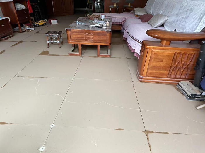 ▲清理后的小君家一楼，需要重新装修