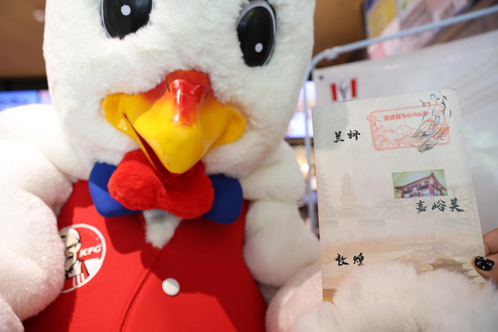 今年是共建“一带一路”倡议提出十周年。此次“丝路花开 大道同行”大型融媒体采访行活动将分成两路，南经南阳市方城县、景德镇市抵海上“丝绸之路”起点泉州市；西从陆上“丝绸之路”起点西安出发，经兰州市、嘉峪关市至敦煌市。通过行进式报道方式，历时8天时间途经7省6市，描绘“一带一路”十年来的发展画卷。