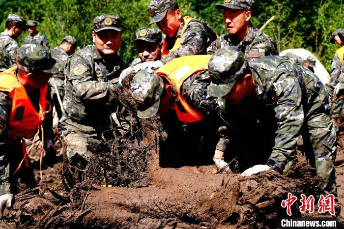 8月12日,武警陕西总队西安支队官兵正在开展救援清理工作.