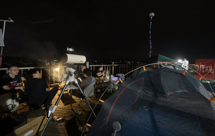 市民在观景台露营观看流星雨。