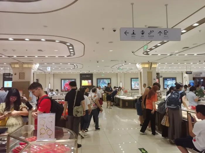 菜百商场工作日购买黄金饰品的人群。董红艳/摄