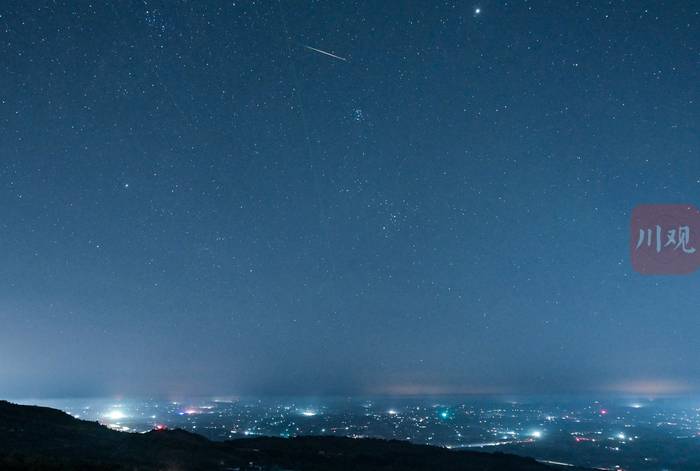 这是从城市上空划过的流星。
