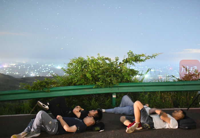 市民在躺在地上观看流星雨。