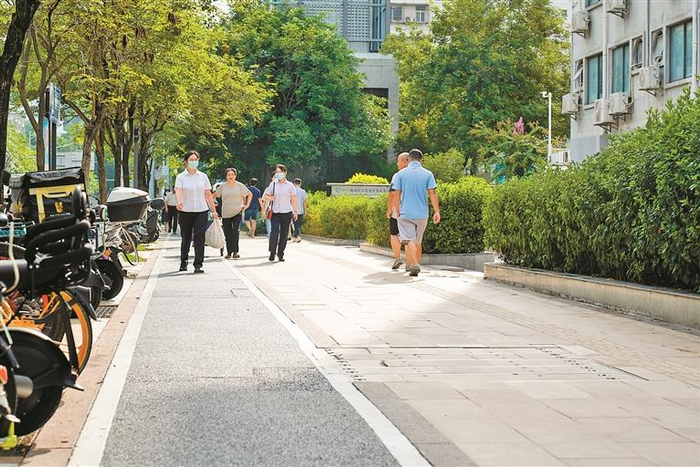 ▲8月8日，深圳市福田区梅林路人行道经过改造后宽敞明亮。 深圳晚报记者 严文婷 摄