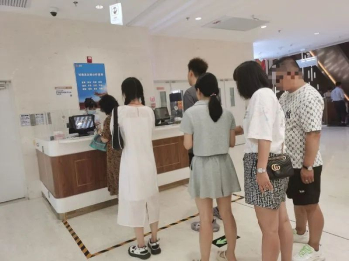 菜百商场一楼排队结账的年轻人。董红艳/摄